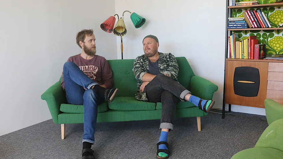 Mys i soffan och funderingar på vad de nya slopade restriktionerna innebär för nya Kajman, från vänster Josef Eriksson och John Andersson.