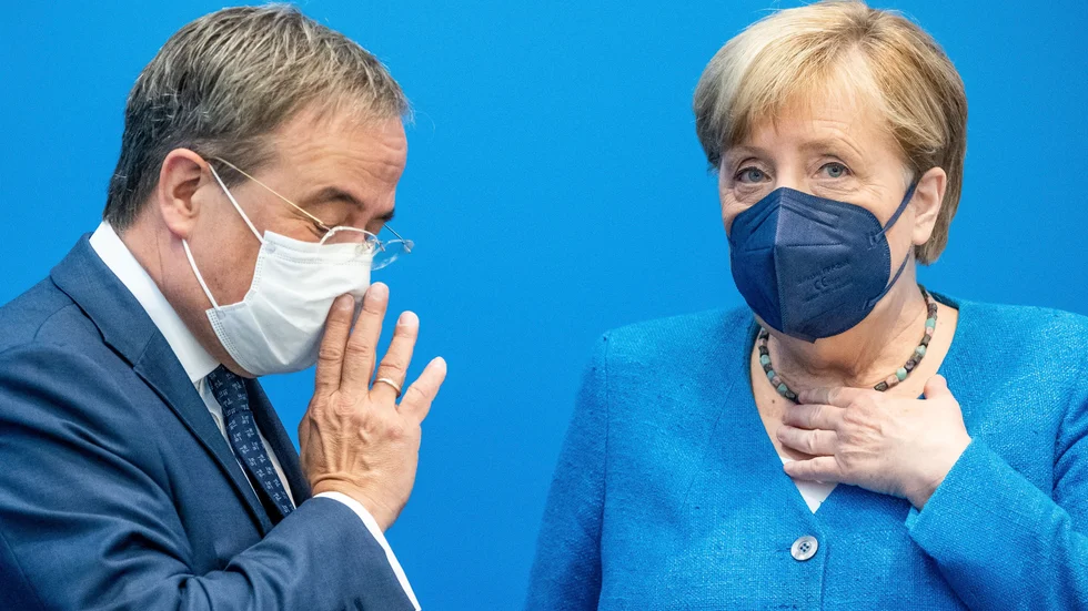 Angela Merkel och hennes efterträdare Armin Laschet.
