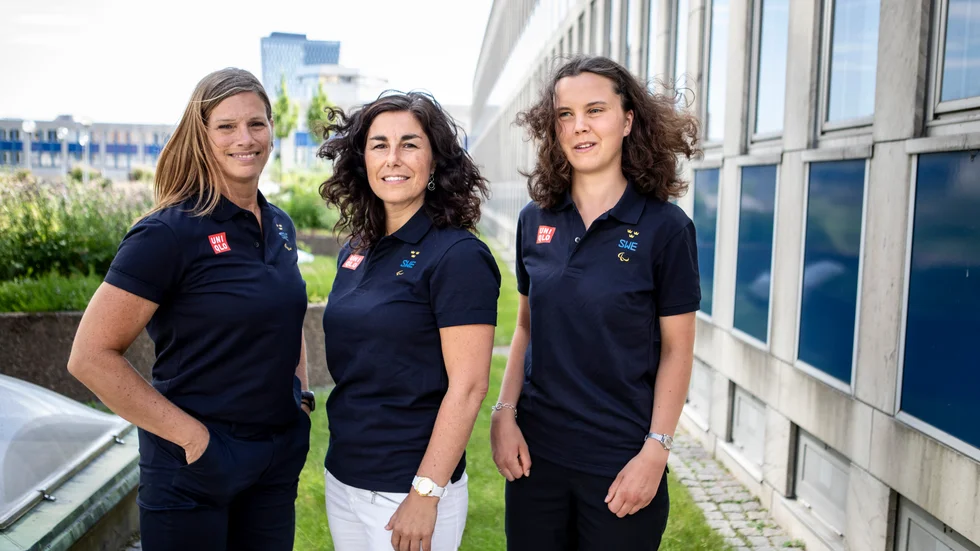 Den svenska truppchefen, Ines Lopes (mitten), och Paralympicsdeltagarna Helene Ripa (till vänster) och Louise Jannering (till höger). Arkivbild.