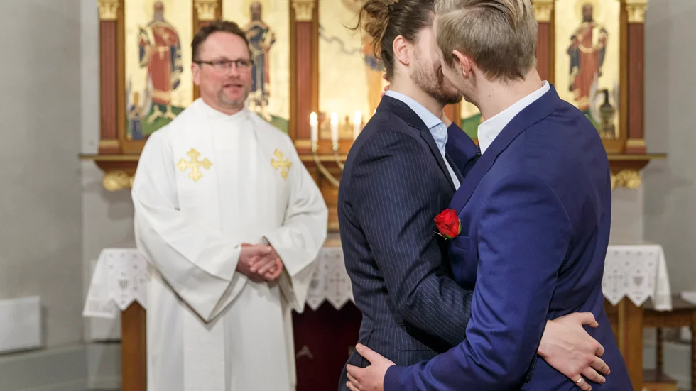 I en enkät som Kyrkans Tidning har gjort vill närmare hälften av nomineringsgrupperna på nationell nivå se ett krav att alla nya prästkandidater ska kunna viga alla par. 
