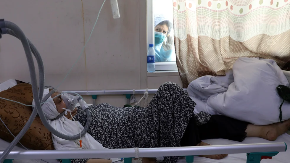 Afghanska vårdinrättningar riskerar att stängas, enligt WHO. På bilden en covidavdelning på ett sjukhus i Kabul. Arkivbild.