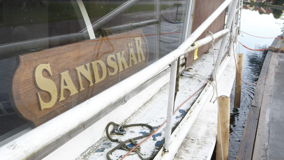 Senaste budet var att båten skulle lämna Motala i maj, men det är alltså först nu som det blev av.