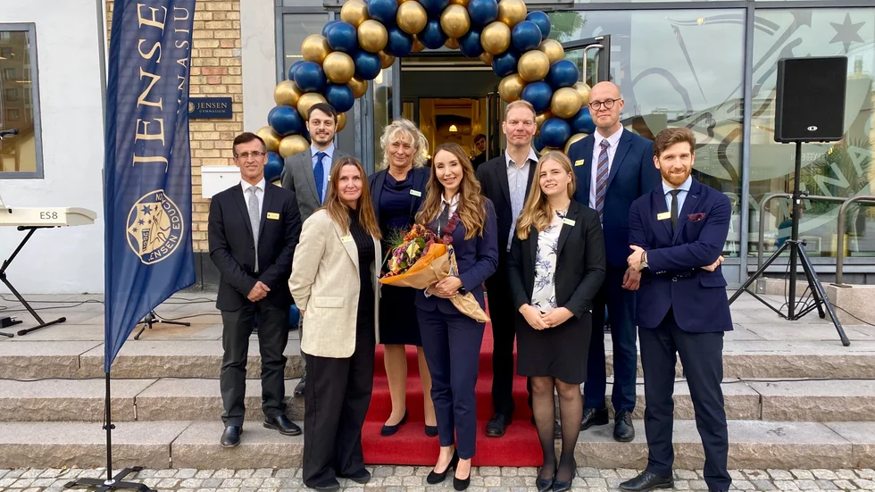"Vi har haft en fin start så det är jätteroligt att skolan nu också är officiellt invigd", säger Lotten Robertsson, rektor på Jensen gymnasium i i Norrköping (i mitten).