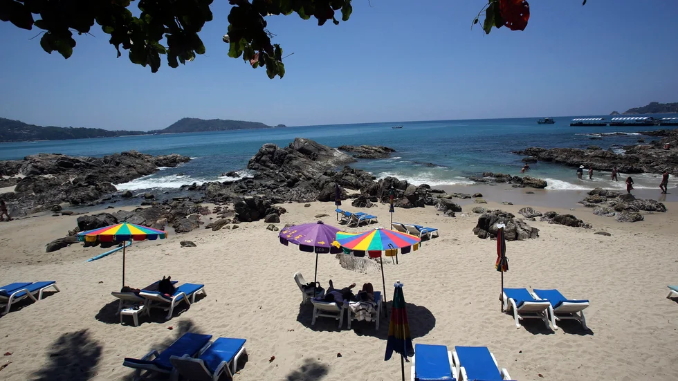 Turister på Patong Beach i Phuket, långt innan coronavirusets framfart.
