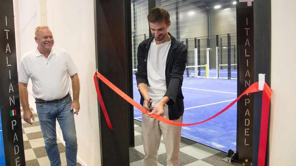 Erik Nilsson, inköpsdirektör på huvudsponsorn Factory outlet klippte bandet in till den nya hallen när Vingåkers Factory outlet arena invigdes. Intill honom står en av grundarna, Tomas Ekengren.