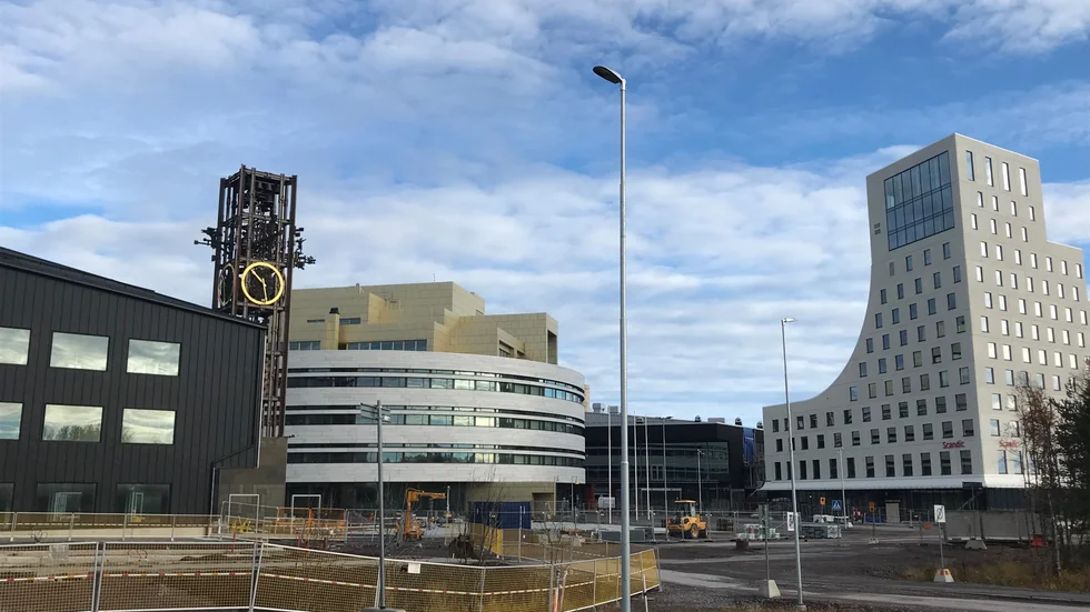 Stadshusets gamla klocktorn har placerats intill det nya runda kommunalhuset. Till höger hotellet som ska ersätta Ferrum. 