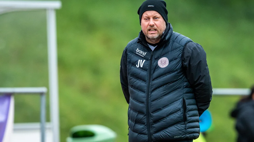 Uppsalas tränare Jonas Valfridsson var rejält förbannad efter matchen mot Lidköping och riktade skapr kritik mot domarinsatsen. 