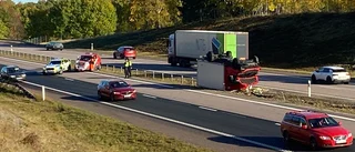 Här ligger lastbilen upp och ned – efter olycka på E4