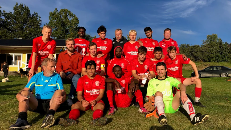 KSK-laget i säsongens sista match mot Vadsbro, bakre raden från vänster Alwin Tronelius, Mohamed Ahmed Hassan, Kim Ekberg, Lasse Pettersson, Philip Engberg, Zenar Ali, Linus ”Limpo” Wallin. Mellanraden från vänster Gustav Wetterstedt, Jakob Ivarsson, Munasar Nur Yusuf, Mattias Eriksson, Omar Alhayani, Lukas Seger. Främre raden från vänster Krister Lindkqist, Patrick Plantin, Hussein Iyamuremye, Andreas Cervin.