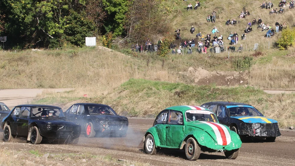 Lilla folkracefestivalen, här en bild från lördagen, avgjordes med finaler på söndagen. Seniorklassen vanns av en Motalabo, Jimmy Karlsson från Skepptuna MK.