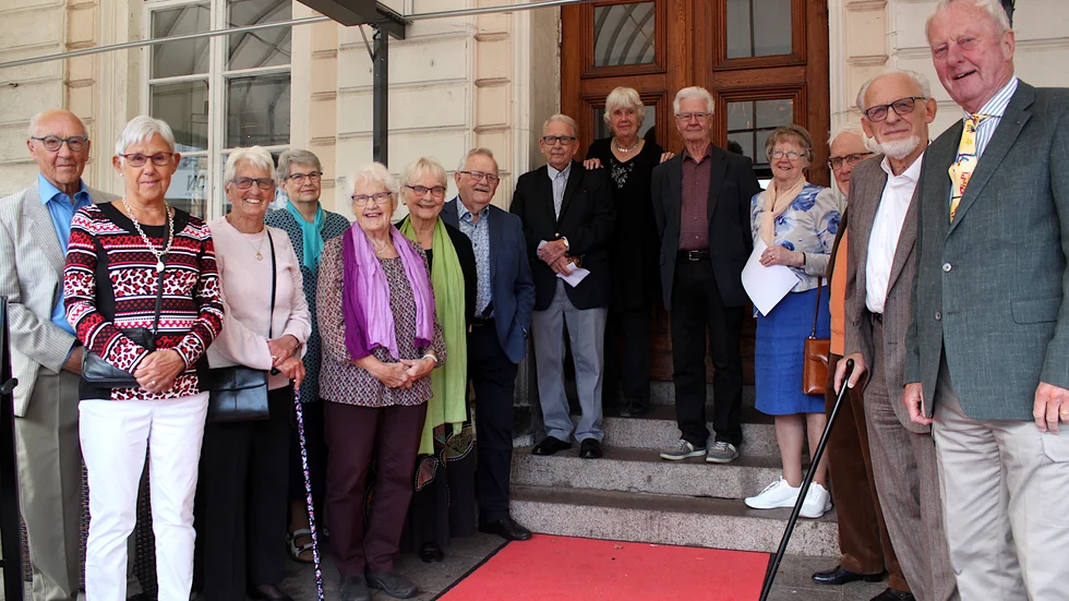 1954 års realister i Vimmerby hade en trevlig återträff på Vimmerby stadshotell. Från vänster Bo och Birgitta Agnegård, Linköping, Agneta Lindholm, Rimforsa, Barbro Tambour, Vimmerby, Anne-Britt Pettersson, Rimforsa, Barbro Alvtegen, Huskvarna, Inge Andersson, Björkhult, James Gustafsson, Vimmerby, Gudrun Herrström, Linghem, Stig Beijer, Järfälla, Ann-Marie Petersson, Uppsala, Per Inge Petersson, Tranås, Gunnar Stackerud, Sollentuna och Dag Lennartsson, Ystad.