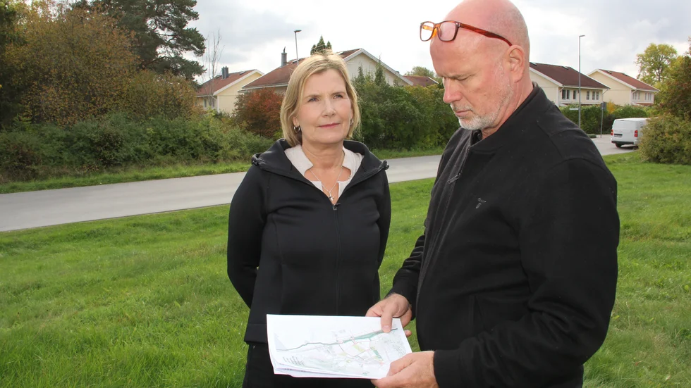 Tiina och Lennart Bergman är bland de 55 familjer på Apelsinvägen som är oroliga för hur det ska bli när bland annat gräskullen de står på och skogskullen bakom deras parhus i bakgrunden kommer att bebyggas med hus upp till fem våningar höga.