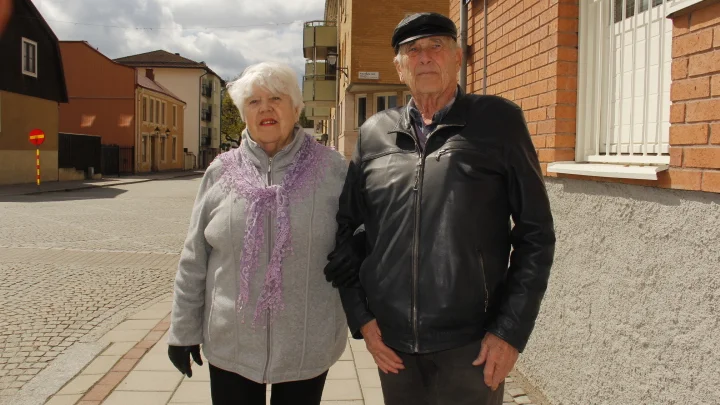 Paret Hans och Berit Lindström promerade ute i vårsolen.
Berit har fått båda sprutorna, Hans väntar fortfarande på sin andra.