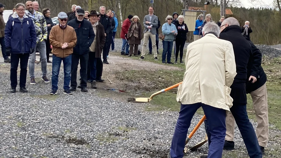 Ett 80-tal personer var på plats när Larz Johansson, Gunnar Casserstedt och Thomas Rodestrand satte spadarna i jorden för etapp två av den framgångsrika byggsatsningen i Stavsjö.