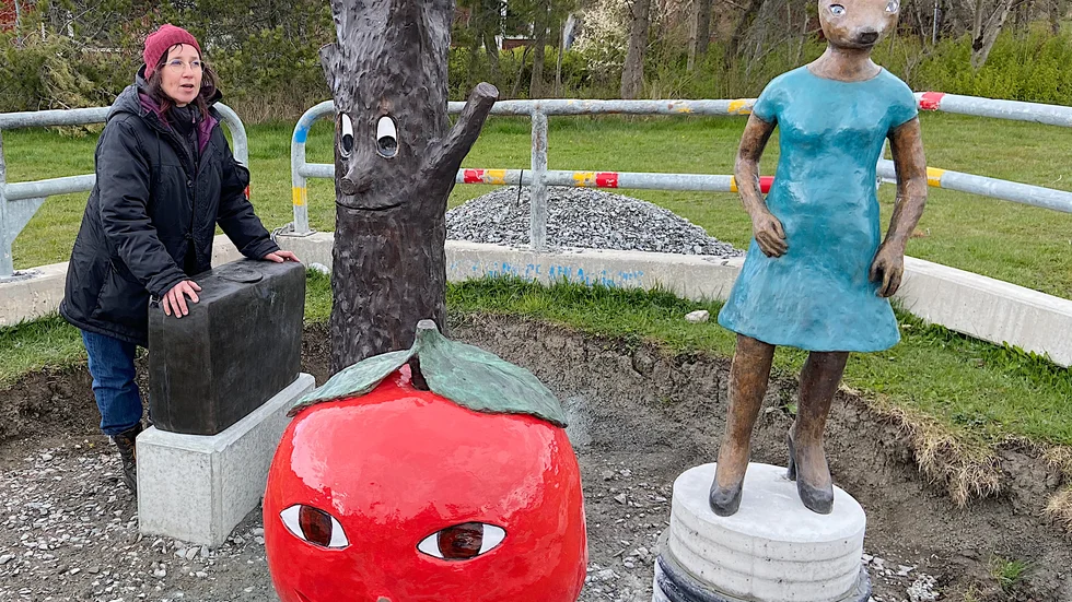 Klara Kristalova betraktar sin fyrdelade skulptur som nu satts på plats i Valsätraparken.