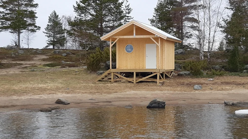 Den nya bastun på Brändöskär står fint till vid stranden inne i viken.