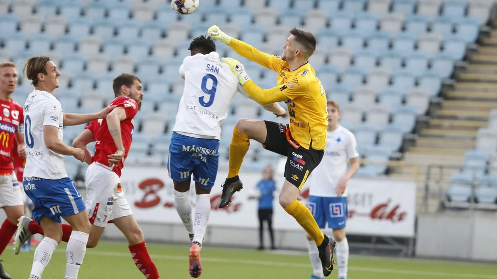Degerfors målvakt Jeffrey Gal kolliderar med Norrköpings Samuel Adegbenro.