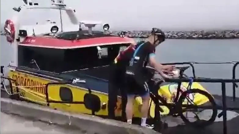 Sjöräddningen hjälper cyklisten över sundet