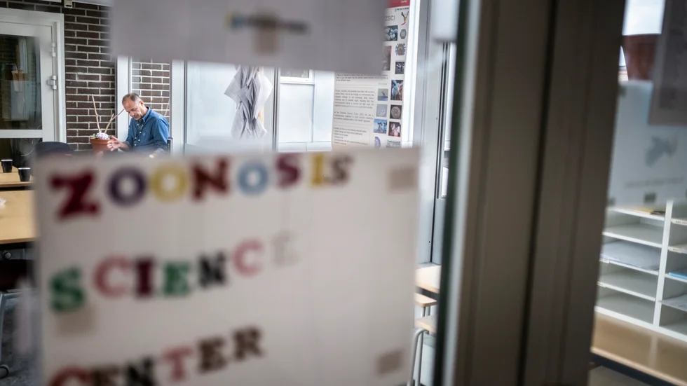 Professorerna Björn Olsen och Åke Lundkvist vid Uppsala zoonosis center tillhör Folkhälsomyndighetens starkaste och mest profilerade kritiker, och finns med bland de tjugotalet forskare som skrivit flera uppmärksammade debattartiklar.

 