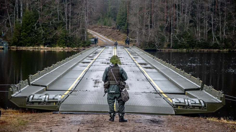 Någonstans i Sverige. Den mediala detaljrapporteringen med blixtsnabba push-notiser om svenska truppförflyttningar var ett tydligt stresstest av svensk motståndskraft. 