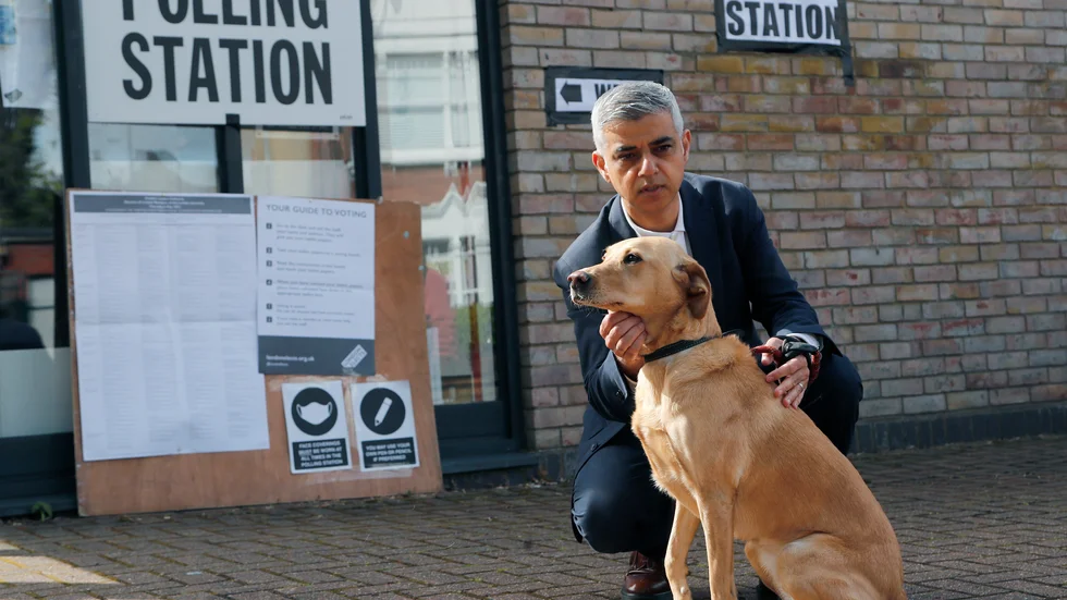 Sadiq Khan blev återvald som borgmästare i London. Här syns han på bild med hunden Luna.