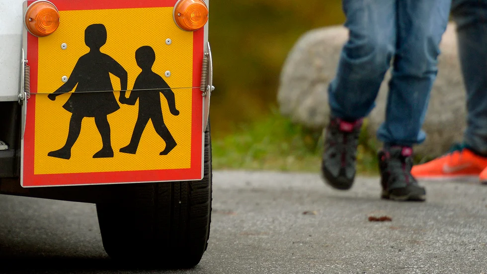 Skolbussarna körs för fort och elever känner sig otrygga, anser skribenten. 