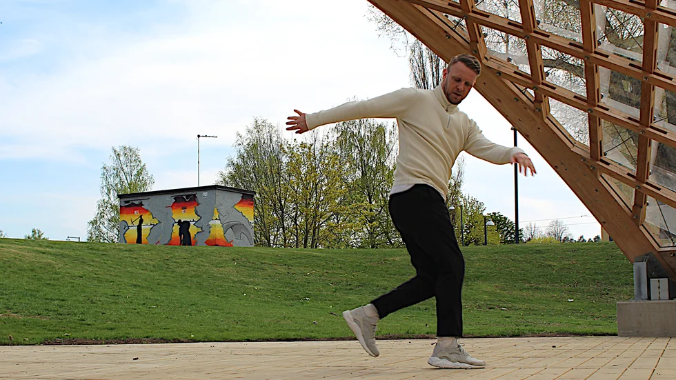 Tobias Marin började med breakdance 1994 och var sedan aktiv som professionell dansare i runt 20 år. Nu arrangerar han återigen SM i dansstilen i Norrköping.