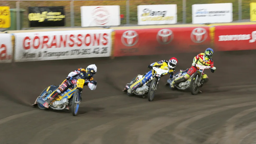 Anton Karlsson i röd huva, på bilden ser vi också Ludvig Lindgren i vit huva och Casper Henriksson i blå.