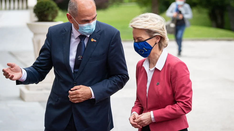 Sloveniens premiärminister Janez Jansa tar emot EU-kommissionens ordförande Ursula von der Leyen i samband med att Slovenien inleder sin period som ordförandeland i EU:s ministerråd.