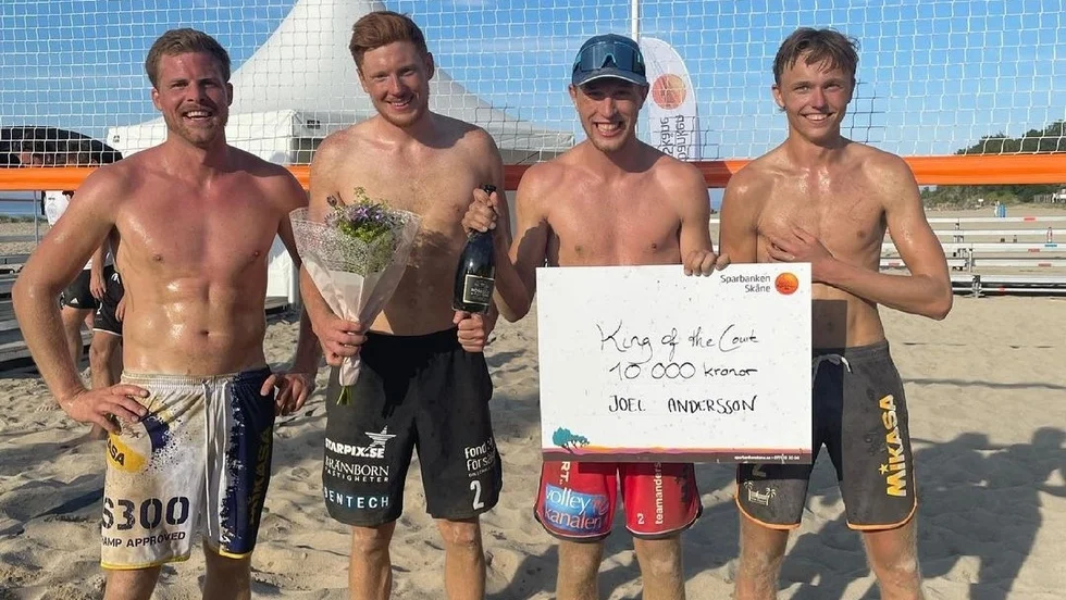 Joel Andersson, tvåa från höger, vann King of the beach-turneringen och tog en pallplats i SBT-tävlingen i Åhus.