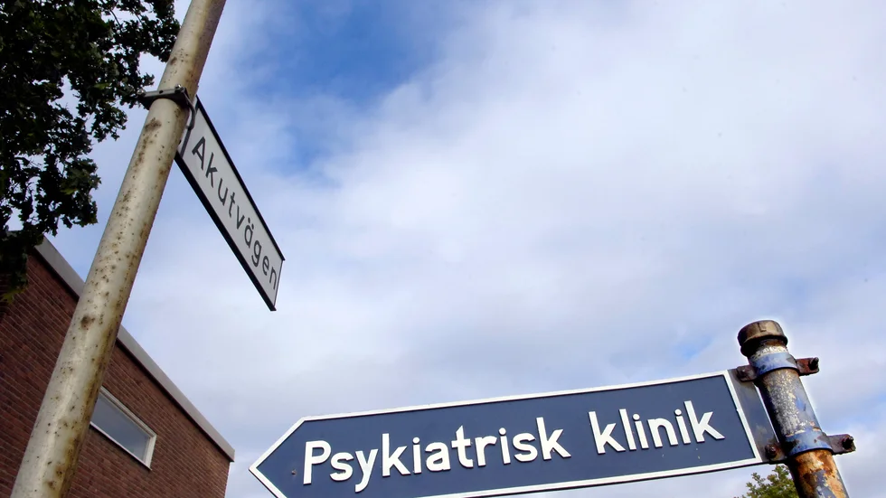 En patient som tvångsintagits på psykiatriska kliniken på Mälarsjukhuset har skickat in klagomål enligt patientsäkerhetslagen. Inspektionen för vård och omsorg konstaterar en rad brister, även om myndigheten inte kan bedöma patientens uppfattning om trakasserier och kränkningar.