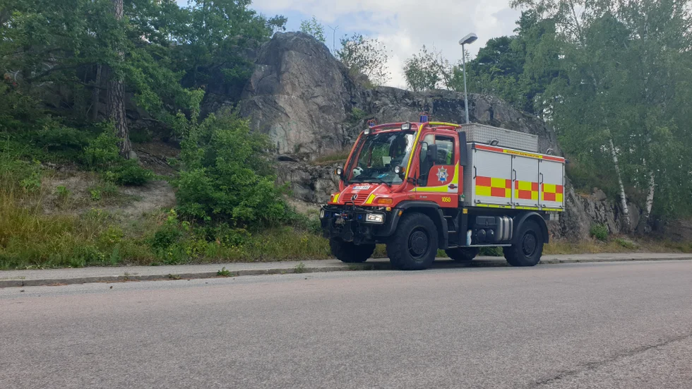 Räddningstjänsten fick dra vattenslangen upp genom skogen från Vasavägen.