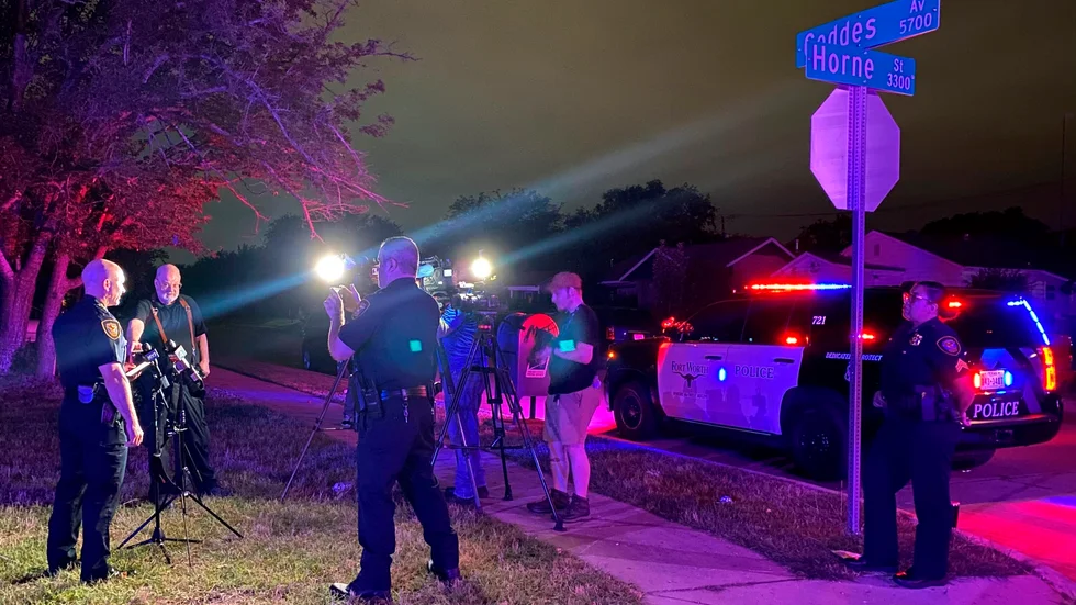 Polisen i Fort Worth, Texas, pratar med medier på morgonen den 4 juli, efter det att åtta personer skadats i en skottlossning.