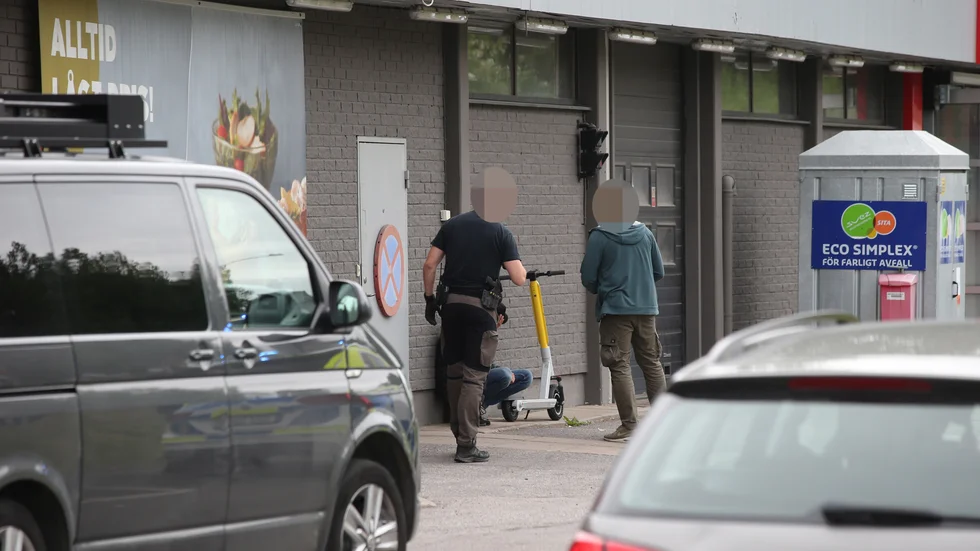Här griper polisen de män som är misstänkta för människorov.