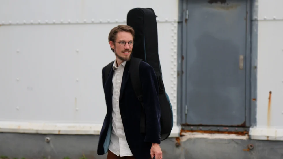 Erik Ronström spatserade direkt från båten med allsångsgitarren till Sandkvie Studio. 