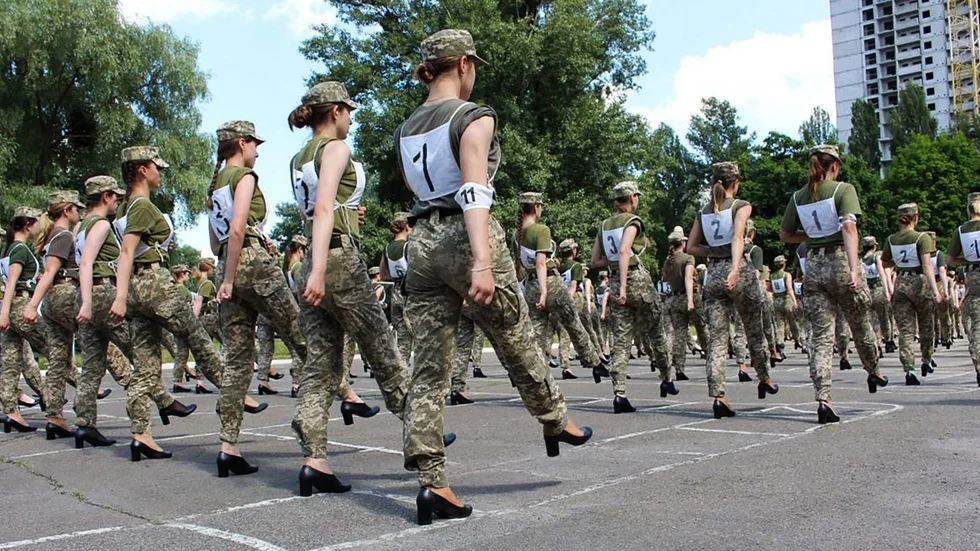 Försvarsdepartementets officiella bilder – där kvinnliga soldater i Kiev marscherar i klack – har lett till anklagelser om unken kvinnosyn.
