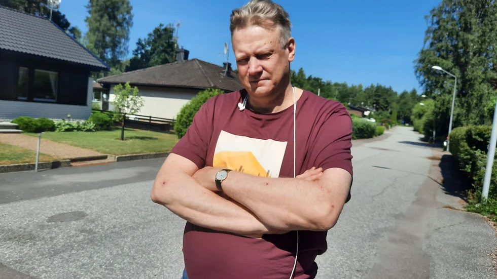 På Rådjursgatan är Björn Hellman den enda vars hus inte har kopplats till fiberstationen längre ner på vägen. De svarta spåren i asfalten är rester från IP Onlys dragning av fiberkablar på gatan.