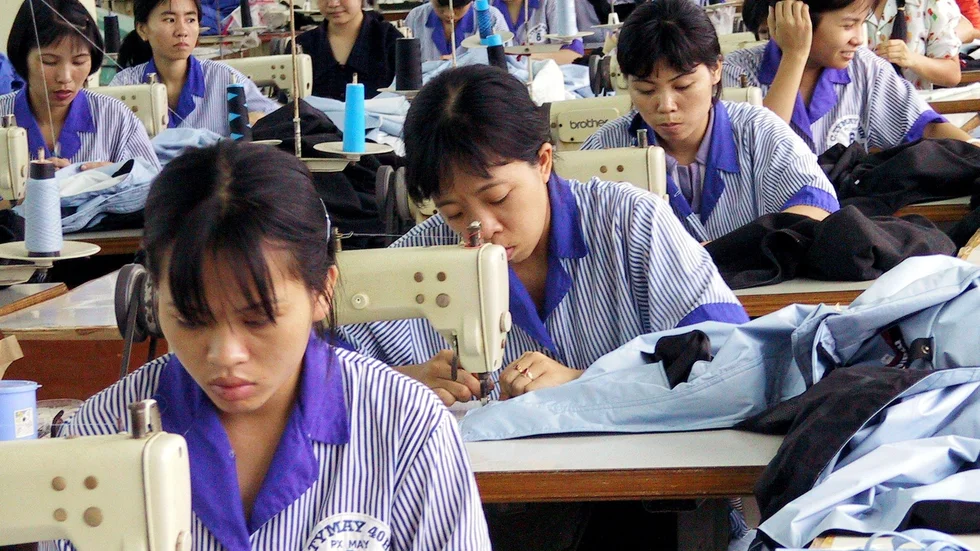 Stor del av textilindustrin finns i låglöneländer, som här i Vietnam. Ett nytt projekt undersöker hur man ska få mer produktion till Sverige. Arkivbild.