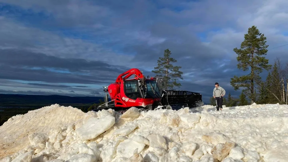 Kåbdalis skidliftar schaktar ut den sparade snön inför premiären på lördag.