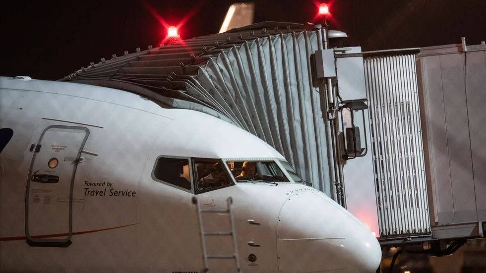 Det chartrade plan som fört hem familjerna, på Frankfurts flygplats natten till torsdagen.