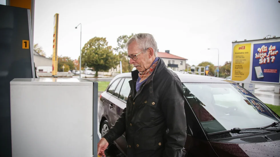 Christer Strand från Sanda tycker att det är helt åt skogen med så höga drivmedelspriser, men är också helt på det klara med vad det är som styr. Hade han haft råd skulle han köpt elbil.