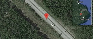 Personbil stillastående på E18 - helt stopp i ett körfält