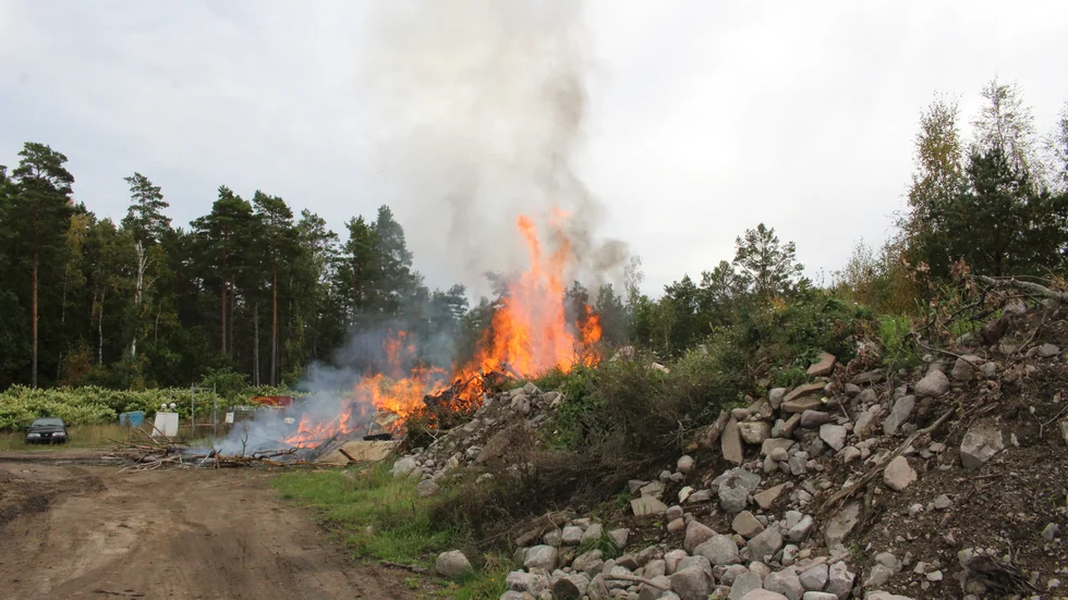 Rökpelaren som steg över Piperskärr kom från en kontrollerad eldning en bit från dammen. 