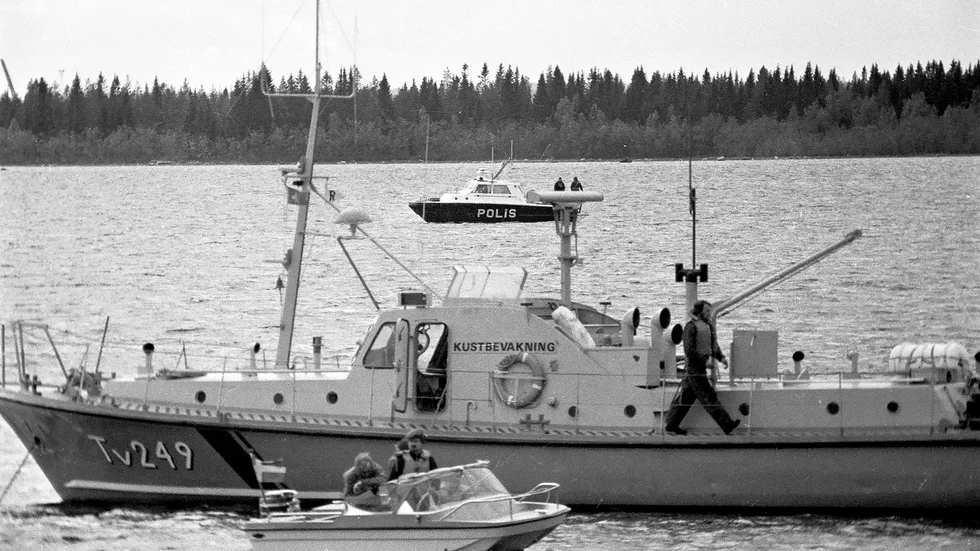 Århundradets värsta båtolycka i Piteå skärgård. Polis och sjöräddning samt privatbåtar deltog i sökandet efter familjen Nordmark som lämnat Svartnäsudden under fredagskvällen, men aldrig kom fram till sin sommarstuga på Vargön.