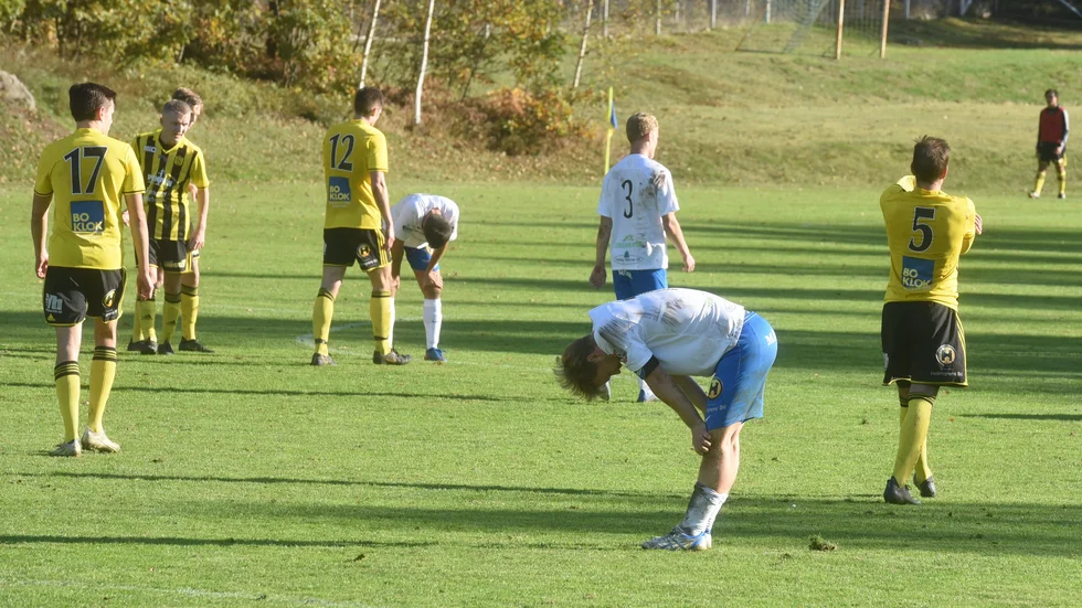 Tunaspelare deppar efter slutsignalen i derbyt mot Gullringen som de förlorade med 2-1 vilket innebär degradering till division fem.