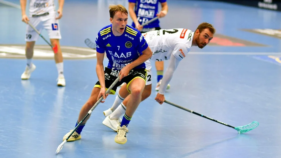Felix Abrahamsson trycker bort sin motståndare. Han var på väg att bli matchvinnare för Hagunda, men i slutminuterna avgjorde vitklädda Jönköping. Ett mycket tungt mål för Hagunda.