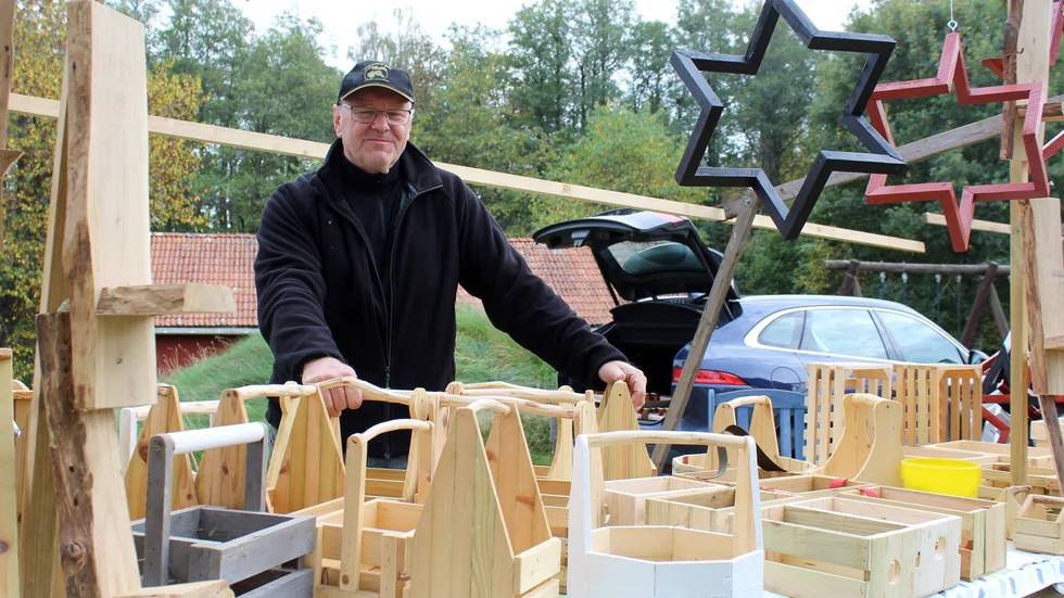 Ulf Nilsson från Målilla var på plats och sålde sina trähantverk och det var han även förra året. "Jag tror det har varit mer folk i år än förra året", säger han. 