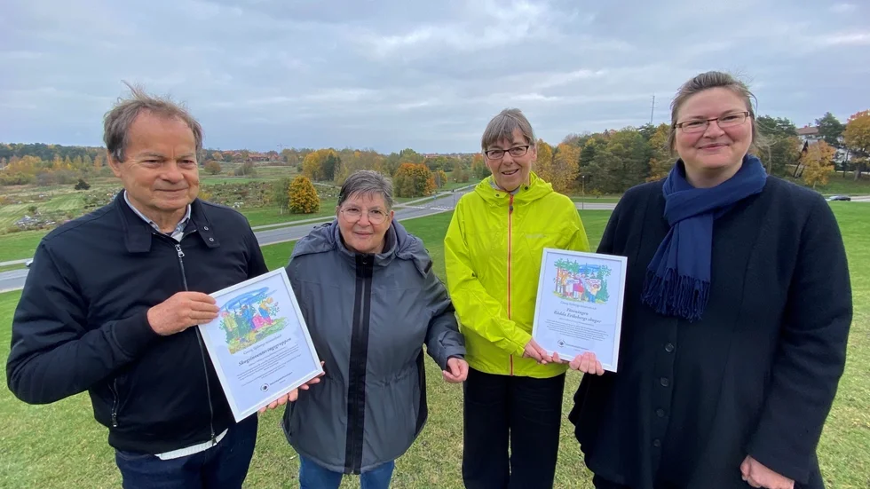 Thorleif Joelsson (till vänster) från Naturskyddsföreningens skogsinventeringsgrupp och Maria Svenaeus-Lundgren (gult) samt Sandra Hellstrand (mörkblått) från Föreningen Rädda Eriksbergs skogar prisades av Marianne Kahn från Naturskyddsföreningen i Uppsala för sitt arbete i skogsvårdsfrågor.