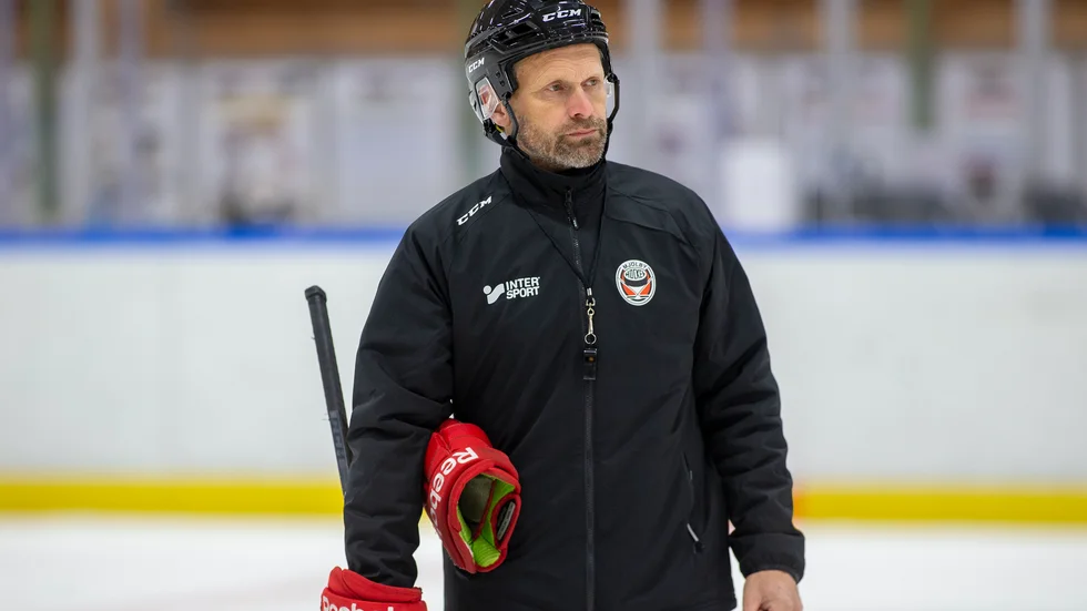Patrik Rosén, tränaren för Mjölby Hockey, var inte nöjd med lagets insats mot Töreboda, trots att det blev vinst med 7-6.