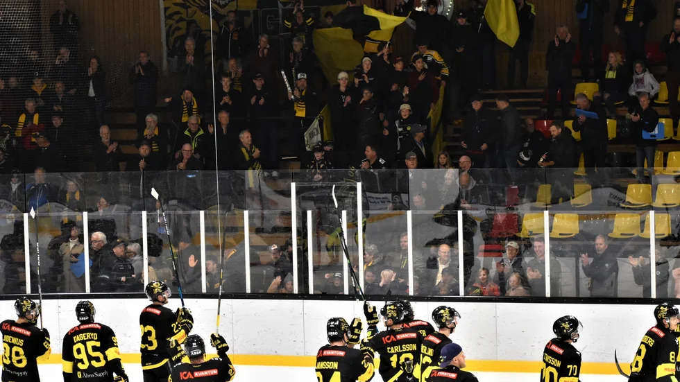 Det blev en klang- och jubelföreställning i Vimmerby Hockeys seriepremiär mot Kalmar.